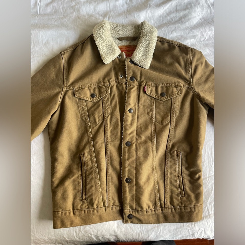 Levi’s Tan Sherpa Jacket. Size M.